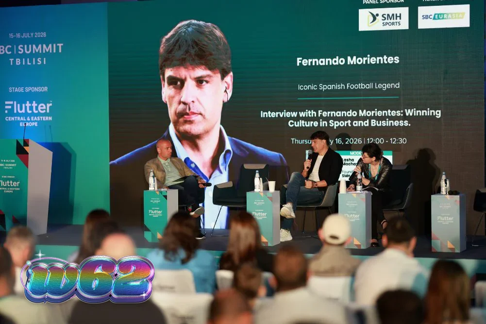 Visão geral de um ambiente de conferência profissional focado em tecnologia e iGaming.